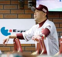 　９回、厳しい表情で試合を見守る三木監督