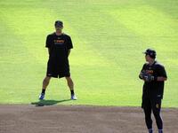 　巨人が全体練習。阿部監督（左）は守備練習する石塚に声をかける