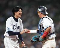 　セレモニアルピッチを終え、上地雄輔（右）からボールを受け取る松谷鷹也（撮影・西岡正）