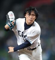 　セレモニアルピッチを行う松谷鷹也（撮影・西岡正）