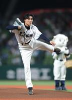 　セレモニアルピッチを行う松谷鷹也（撮影・西岡正）