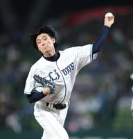 　セレモニアルピッチを行う松谷鷹也（撮影・西岡正）