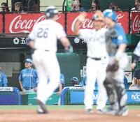 　７回、逆転３ランを放ったネビン（左）の生還を見る新庄監督（中央）＝撮影・西岡正