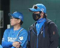 　９回、リプレー検証の映像を見つめる新庄監督（右）＝撮影・西岡正