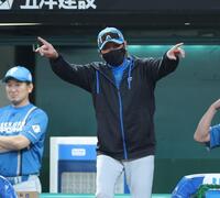 　９回、リクエストを要求する新庄監督（撮影・西岡正）