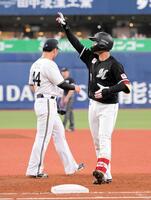 　４回、西川が左前適時打を放ち、一塁ベース上で手を上げアピール（撮影・金居みつよし）