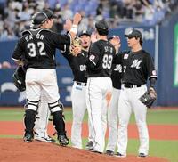 　試合終了でマウンドに集まり笑顔を見せるロッテナイン（撮影・金居みつよし）