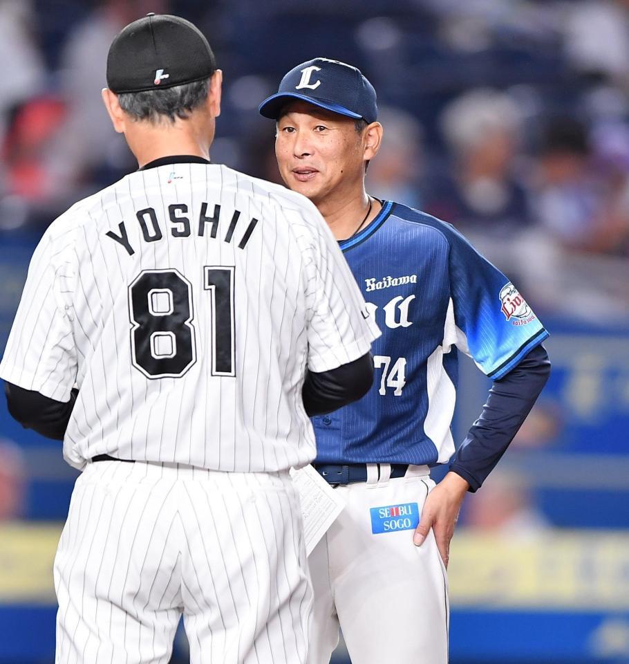 　メンバー表交換で吉井監督（手前）と言葉を交わす西口監督（撮影・開出牧）