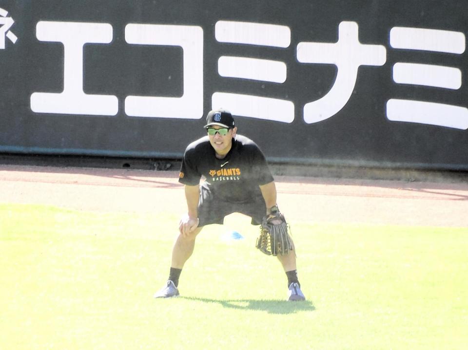 　外野から打撃練習を見守る阿部監督