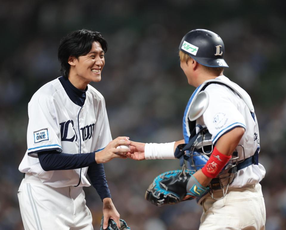 　セレモニアルピッチを終え、上地雄輔（右）からボールを受け取る松谷鷹也（撮影・西岡正）