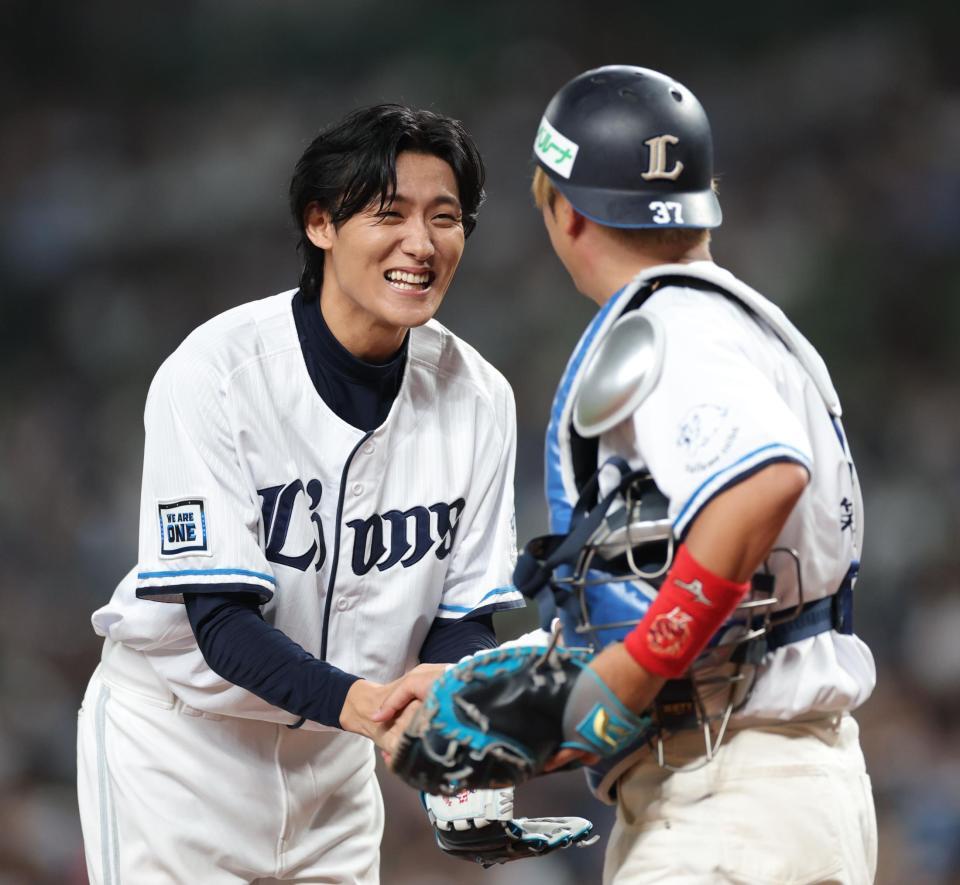 　セレモニアルピッチを終え、上地雄輔（右）と握手する松谷鷹也（撮影・西岡正）