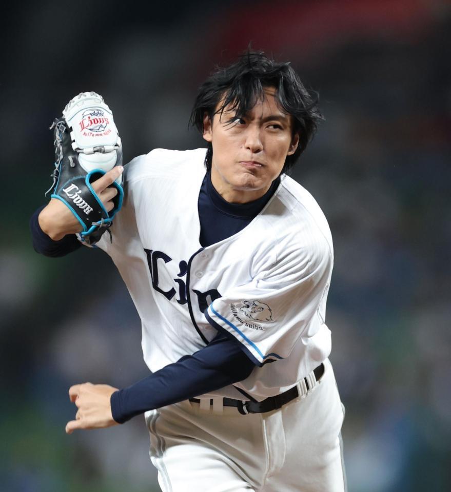 　セレモニアルピッチを行う松谷鷹也（撮影・西岡正）