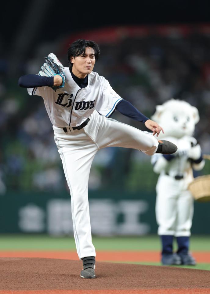 　セレモニアルピッチを行う松谷鷹也（撮影・西岡正）