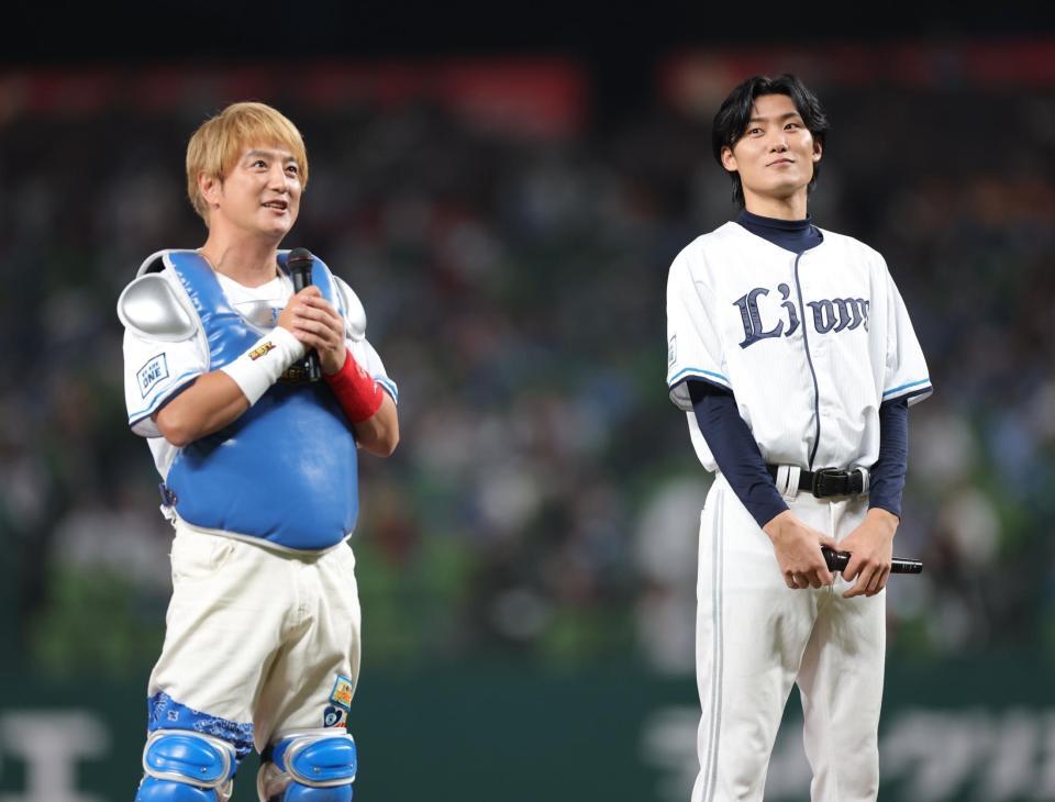 　上地雄輔（左）とセレモニアルピッチに登場した松谷鷹也（撮影・西岡正）