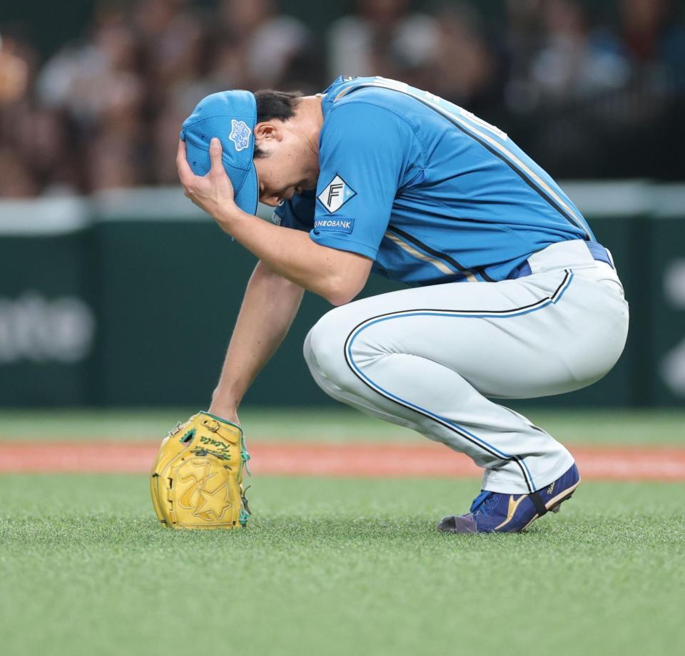 　７回、ネビンに逆転３ランを浴び、下を向く上原（撮影・西岡正）