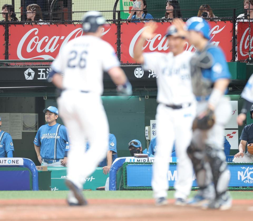 　７回、逆転３ランを放ったネビン（左）の生還を見る新庄監督（中央）＝撮影・西岡正