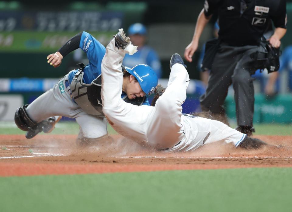 　７回、滝沢の右越え二塁打で生還する西川（右）＝撮影・西岡正