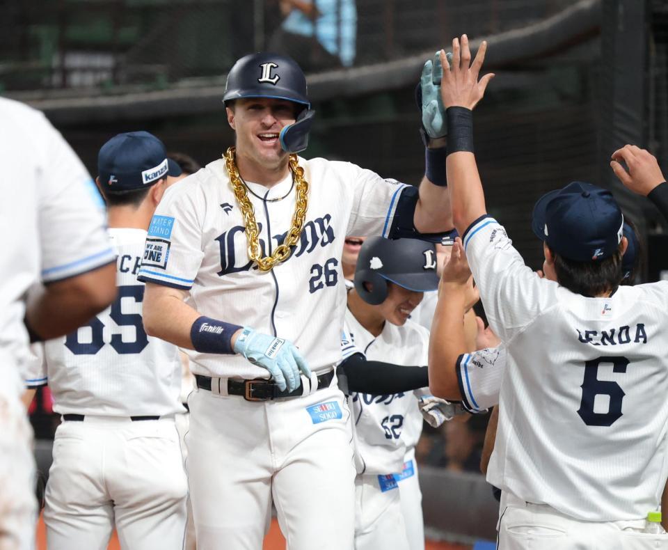 　７回、逆転３ランを放ち、ナインとタッチを交わすネビン（撮影・西岡正）