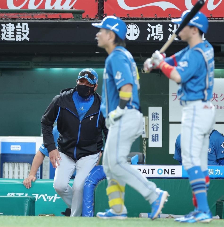 　西武に逆転負けし、足早にベンチを後にする新庄監督（左）＝撮影・西岡正