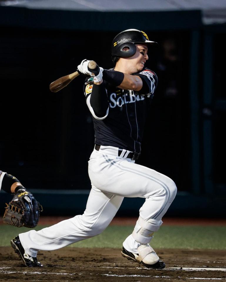 　７回、栗原が中前に先制の２点打を放つ