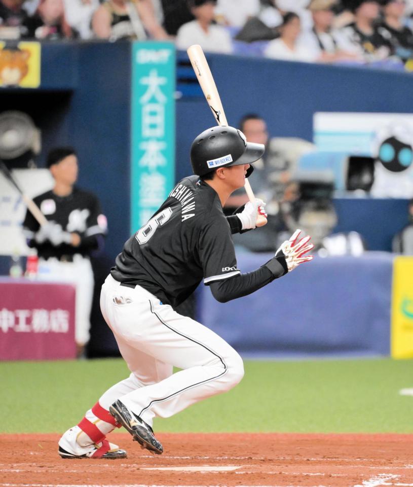 　４回、西川がレフト前に２点適時打を放つ（撮影・金居みつよし）