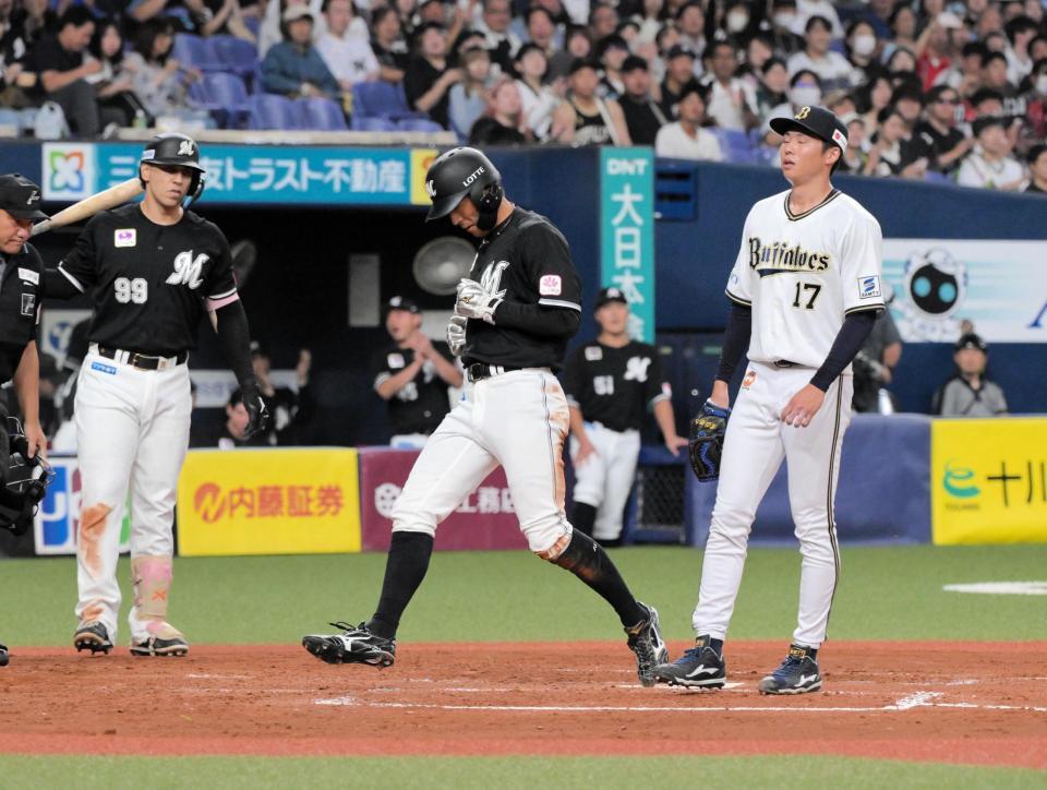 　３回、曽谷の暴投で三走・岡が生還する（撮影・金居みつよし）