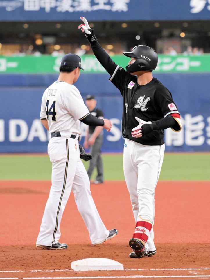 　４回、西川が左前適時打を放ち、一塁ベース上で手を上げアピール（撮影・金居みつよし）