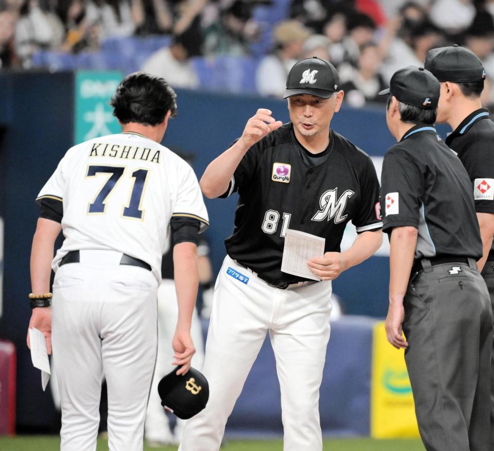 　メンバー表を交換する吉井監督と岸田監督（撮影・金居みつよし）