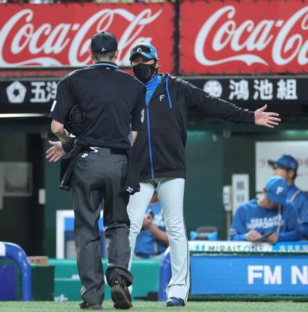 　７回、投手交代を告げる新庄監督