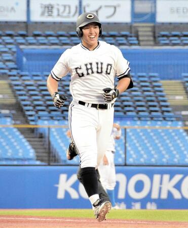 　４回、リーグ戦１号ソロを放ち笑顔の中大・高橋徹