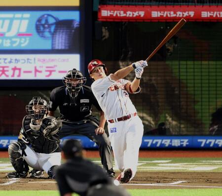 　１回、中越えに二塁打を放つ浅村（撮影・金田祐二）