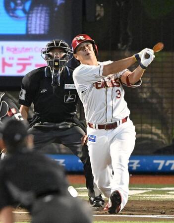 　１回、中越え適時二塁打で通算３５０二塁打を達成した浅村