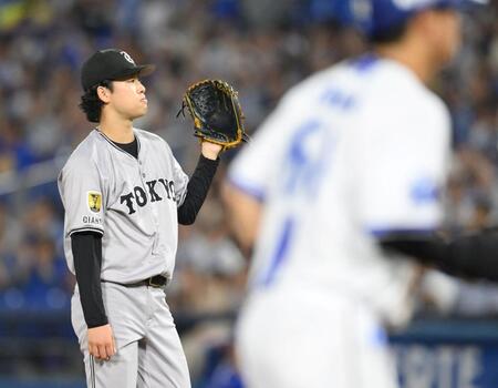 　１回、山本に押し出し四球を与えた山崎（撮影・伊藤笙子）