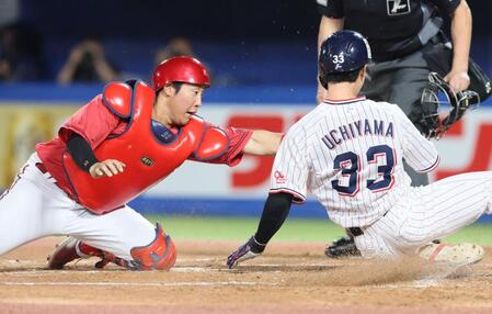 　１回、一塁走者の内山（右）は走塁死する（撮影・石井剣太郎）