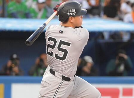 負けられない巨人　岡本和真が同点の１５号２ラン！ＤｅＮＡ・東から右翼席へ運ぶ