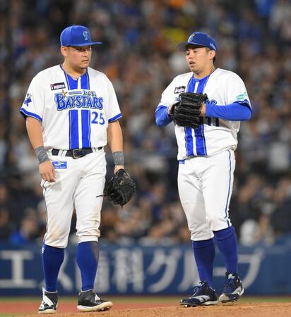 ＤｅＮＡ・東がアクシデントで緊急降板　六回、自らベンチに異変を合図　トレーナーとともにベンチ裏へ下がる