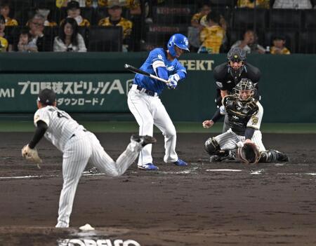 　２回、空振り三振に倒れる森駿（撮影・飯室逸平）