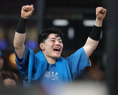 　７回、伏見の幸運な内野安打にガッツポーズの清宮幸（撮影・西岡正）