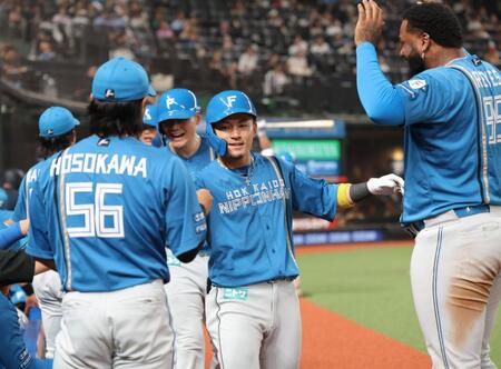 　５回、３ランを放ち、ナインとタッチを交わす水野（中央）＝撮影・西岡正