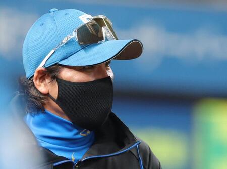 　６回、投手交代を告げる新庄監督（撮影・西岡正）