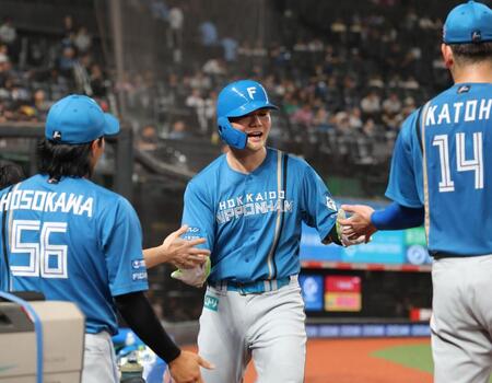 　２回、田宮の適時打で生還し、ナインとタッチを交わす清宮幸（撮影・西岡正）