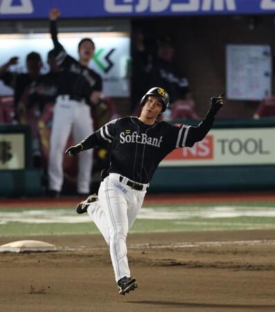 　６回、中越え２ランを放つ柳町（撮影・金田祐二）