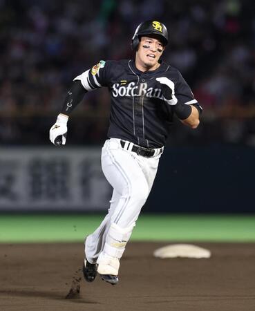 　７回、右翼線打を放ち三塁を目指す栗原（撮影・佐々木彰尚）