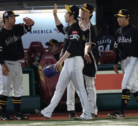 　ナインを迎える上沢（撮影・金田祐二）