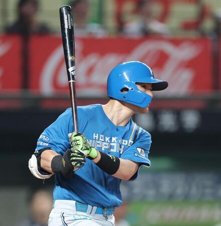 　３回、右前に２点適時打を放つ清宮幸（撮影・西岡正）