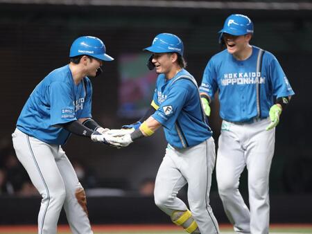 　５回、３ランを放ち、ナインとタッチを交わす水野（中央）＝撮影・西岡正