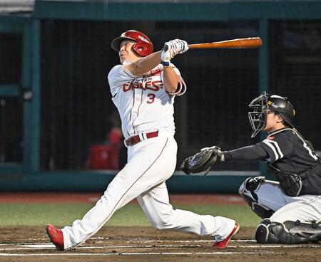 　１回、浅村が中越えに適時二塁打を放つ