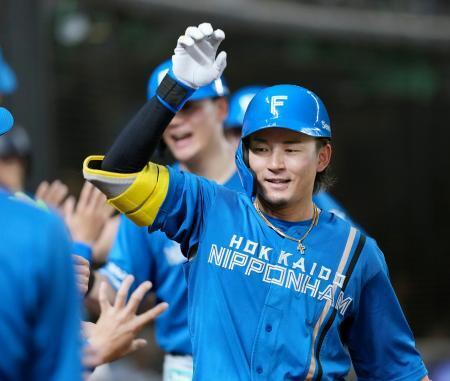 　５回、勝ち越し３ランを放ちベンチ前で迎えられる日本ハム・水野＝ベルーナドーム