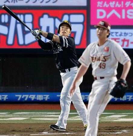 　７回、近藤が中越えに同点三塁打を放つ。投手西垣