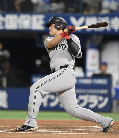 　１回、左前へ先制適時打を放つ岡本（撮影・伊藤笙子）